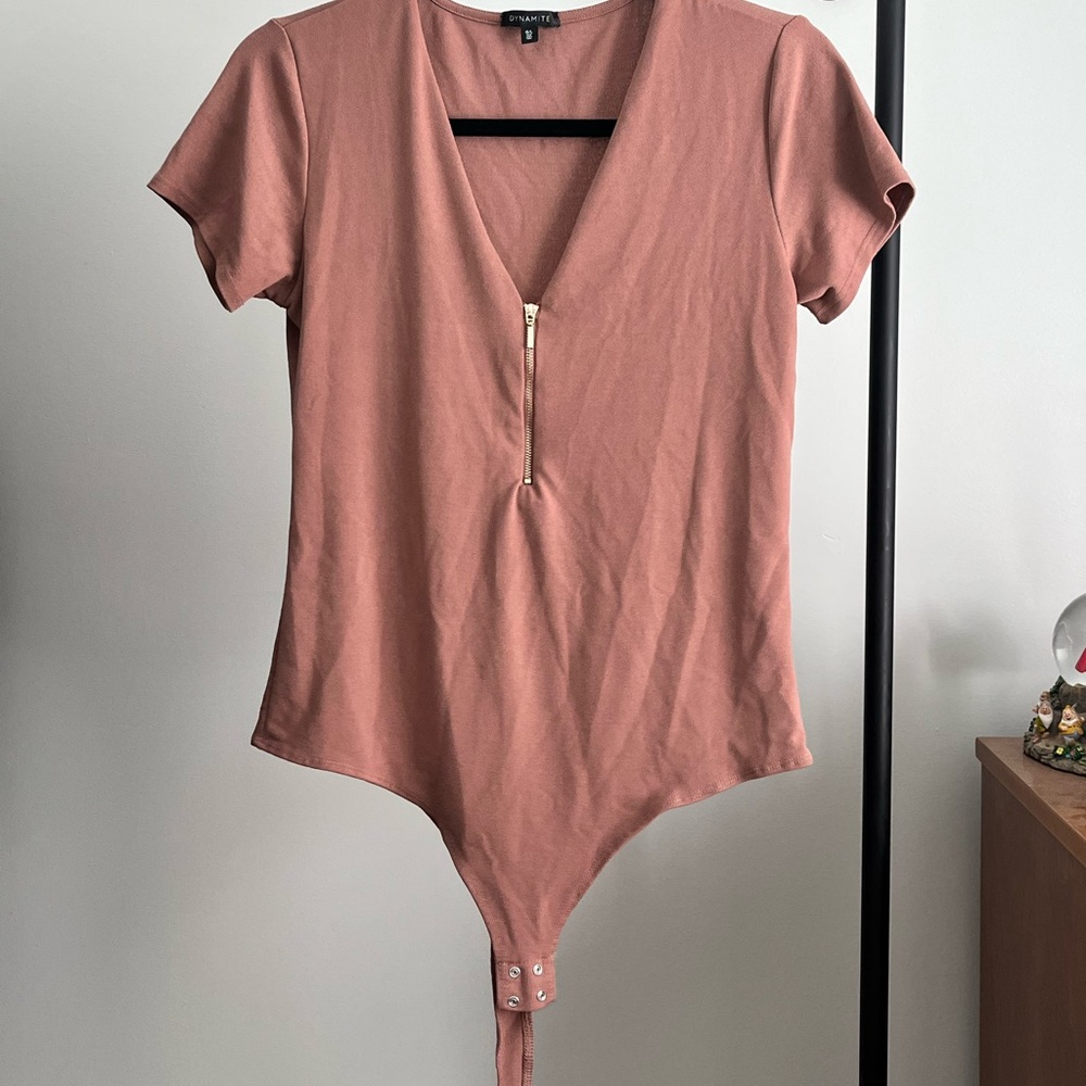 Dynamite Mauve Pink Short Sleeve Zip V-Neck Bodysuit